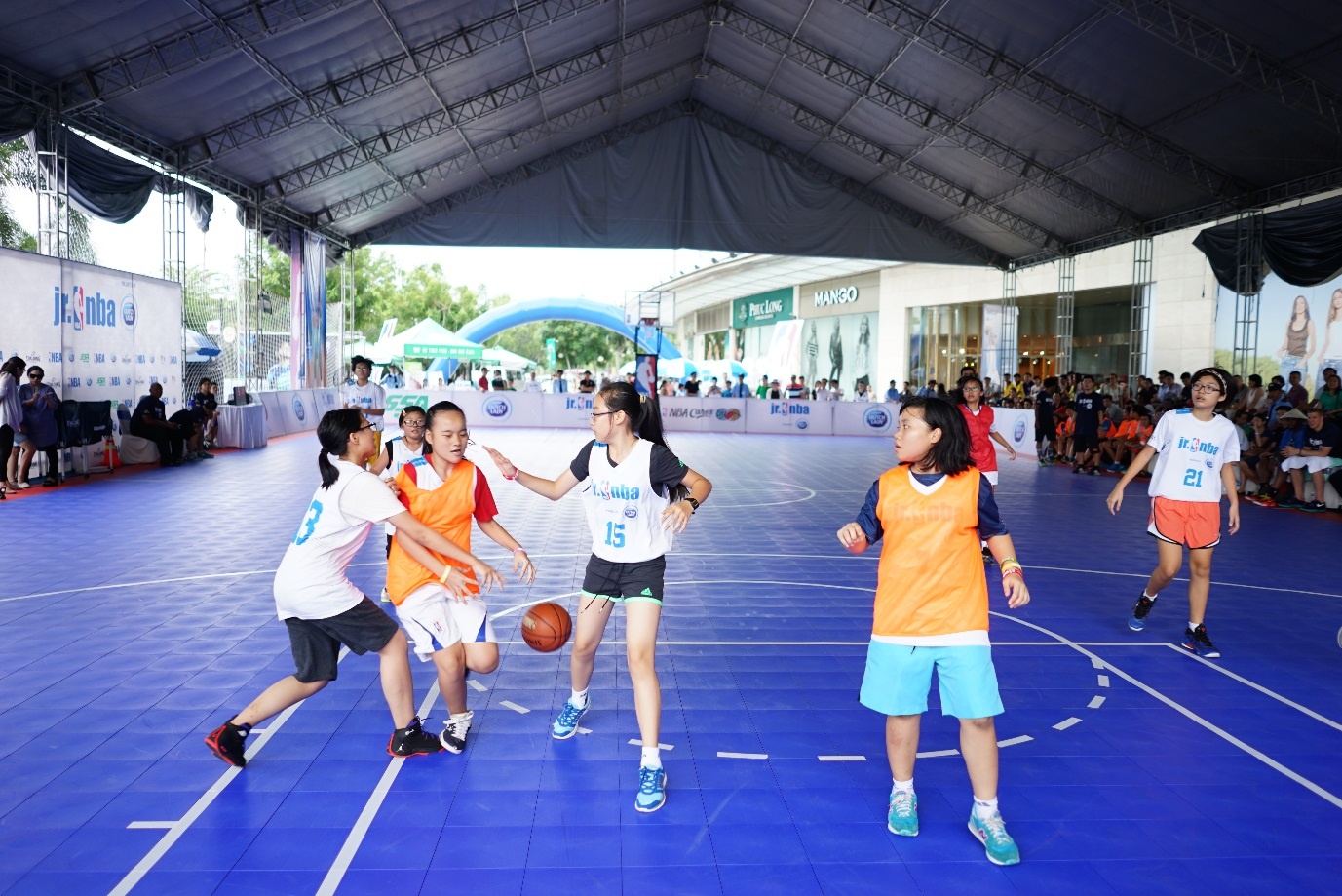 5 dieu thu vi hoc sinh duoc trai nghiem cung Jr. NBA 2015 hinh anh