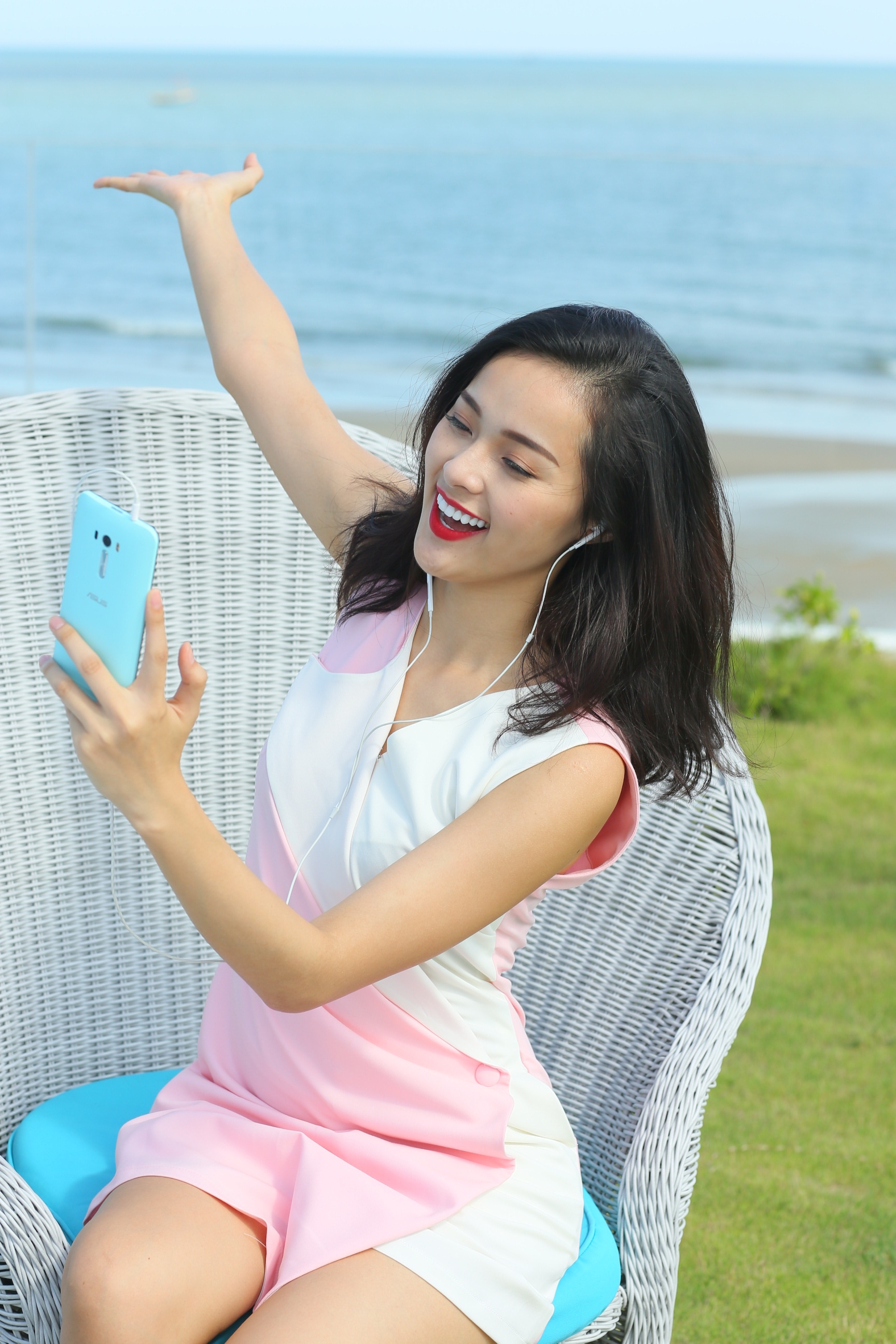 Hoặc selfie cùng phong cảnh tuyệt vời bằng khung hình panorama.