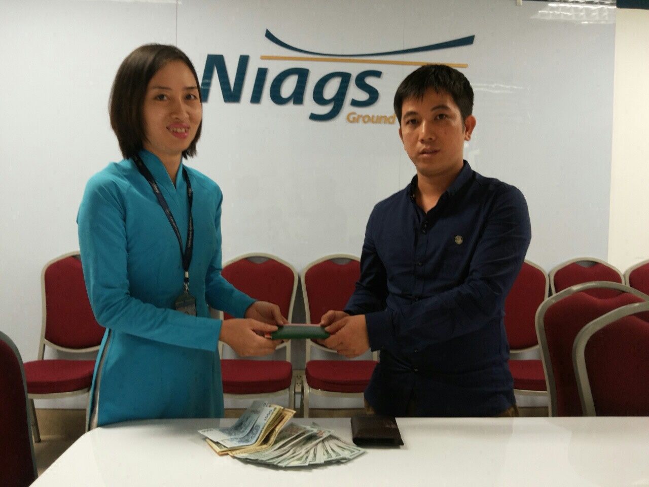 Nhan vien Vietnam Airlines tra tien ty khach de quen hinh anh