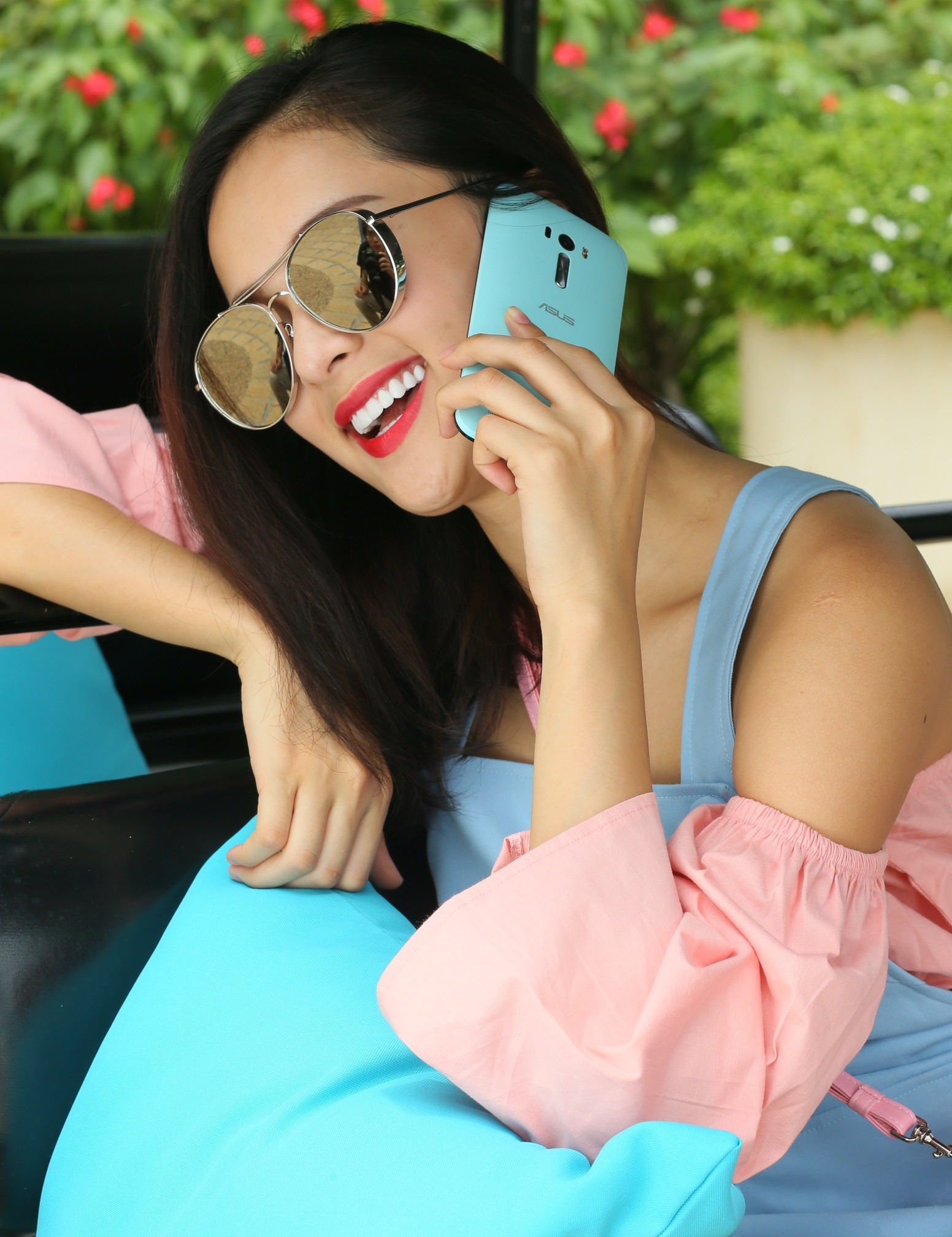 Ngoài ra, Hạ Vy còn ấn tượng với bộ đôi camera 13 megapixel, hỗ trợ chụp ảnh và selfie mọi lúc, mọi nơi.