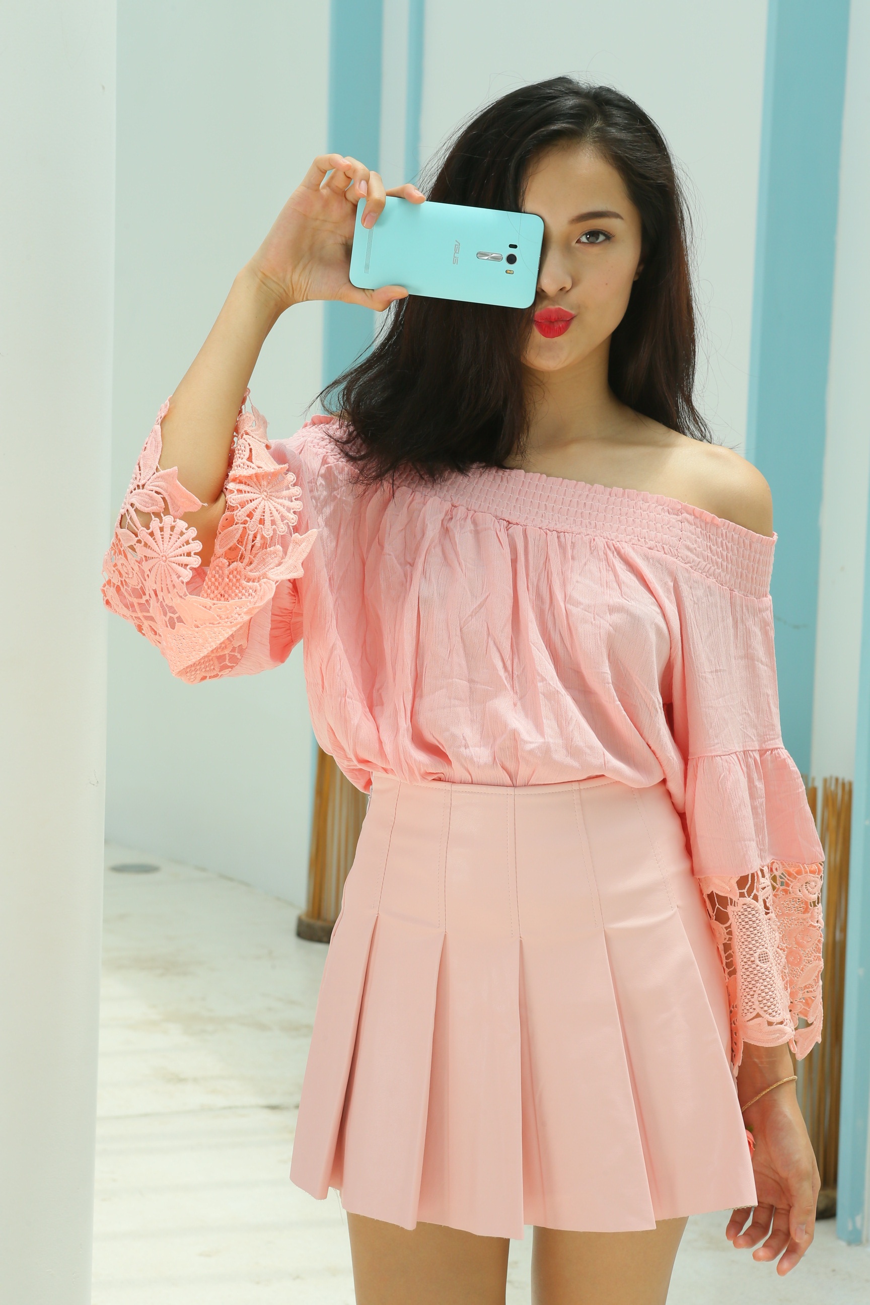 Chính vì vậy, dòng smartphone mới đến từ Đài Loan nhanh chóng lọt vào mắt xanh của các quý cô phong cách và thích công nghệ.