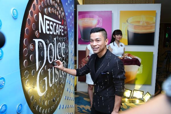 NTK Adrian Anh Tuan: 'Thoi trang lay cam hung tu ca phe' hinh anh