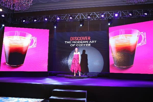 Tông màu chủ đạo của mỗi loại viên nén cà phê được kết hợp khéo léo, hài hòa vào từng bộ trang phục. Từ tông màu hồng nóng bỏng, đậm đà của Espresso.