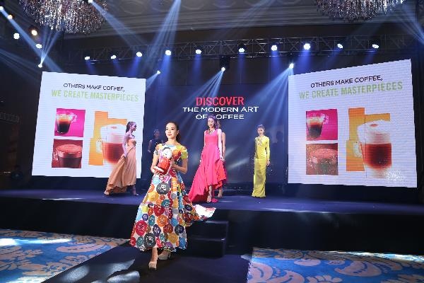Người mẫu Ngọc Quý, top 10 Hoa hậu Hoàn Vũ Việt Nam 2015 khoác lên mình chiếc váy đặc biệt được hình thành từ đường nét, màu sắc của những viên nén cà phê, kết thúc màn trình diễn thời trang trong sự trầm trồ, tán thưởng của khán giả.