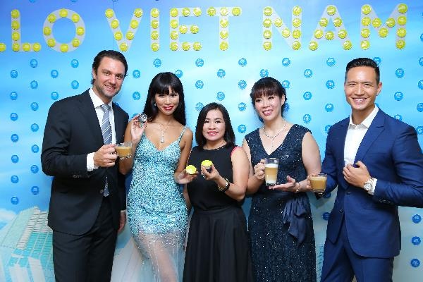 Siêu mẫu quốc tế Hà Anh, diễn viên Kim Lý hứng khởi trải nghiệm không gian nghệ thuật cà phê đương đại của buổi lễ ra mắt.