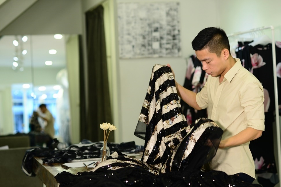 Adrian Anh Tuan ket hop thoi trang va cong nghe cho BST moi hinh anh