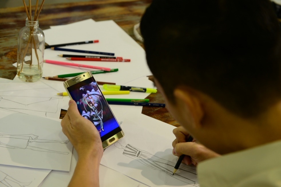 Màn hình cong tràn 2 cạnh độc đáo cùng màu sắc lấp lánh có chiều sâu của chiếc điện thoại Galaxy S6 edge+ đã khơi nguồn sáng tạo cho Adrian Anh Tuấn.