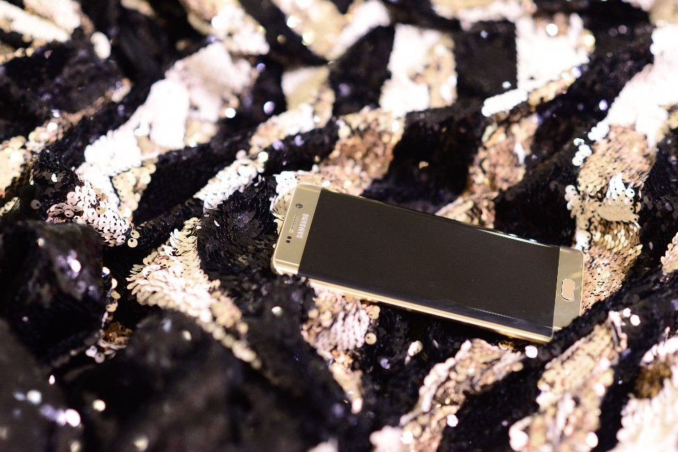 Anh ưu tiên họa tiết và cách cắt cúp tinh tế, thể hiện nét đẹp quyến rũ và mạnh mẽ cho trang phục.