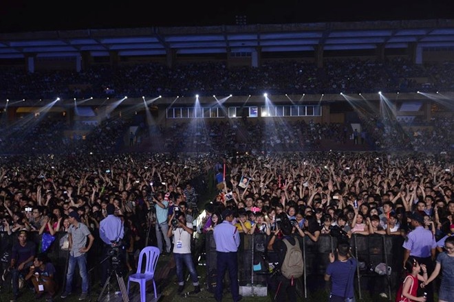 Gần 30.000 khán giả thủ đô đã hòa chung nhịp điệu trong các ca khúc của Sơn Tùng M-TP.