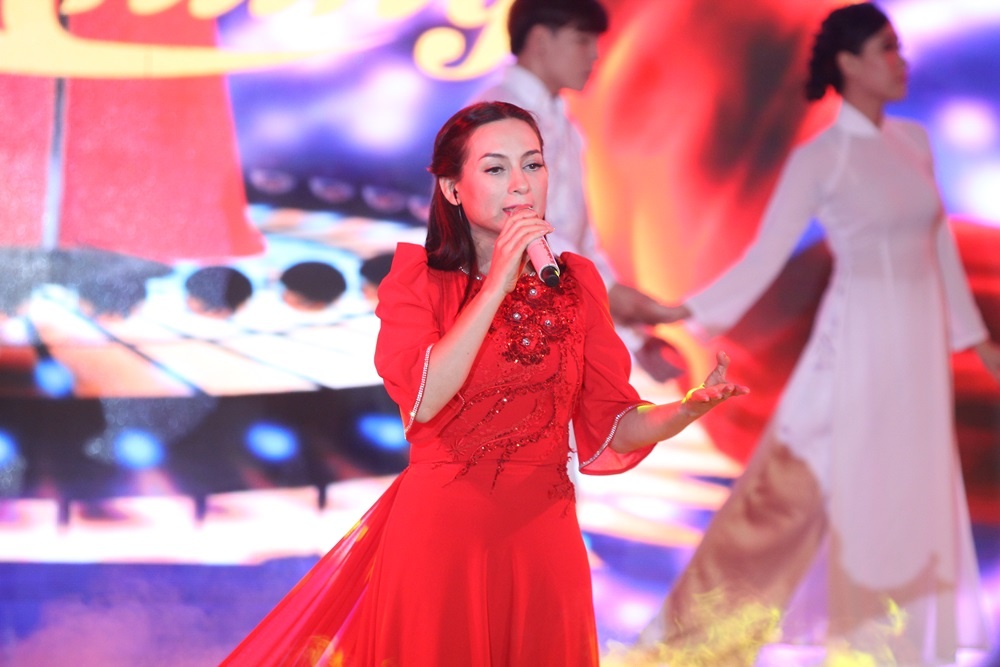 Ca si Phi Nhung to chuc liveshow gay quy tu thien tai My hinh anh