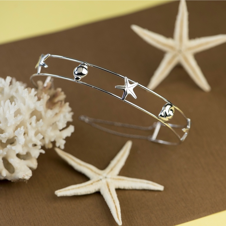 Choker Little sea với đường nét uốn lượn cá tính cho những cô nàng yêu biển cả.