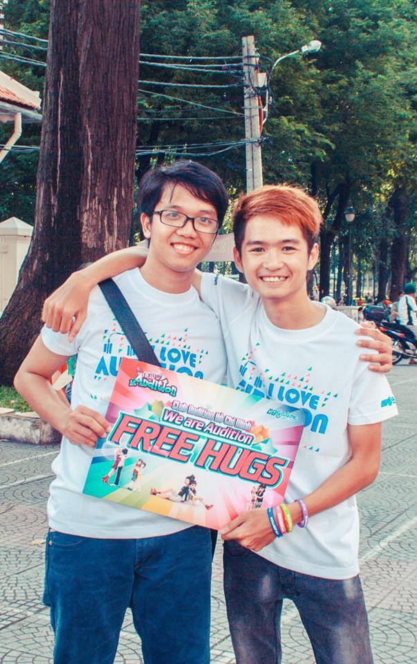 Lê Nguyễn Hoài Thy (trái) – chàng trai trẻ trưởng thành hơn nhờ “dám nghĩ, dám làm”