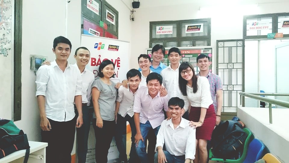 Nguyễn Cảnh Khánh Trình (thứ 4 từ trái sang) trong lần bảo vệ đồ án trước khi ra trường