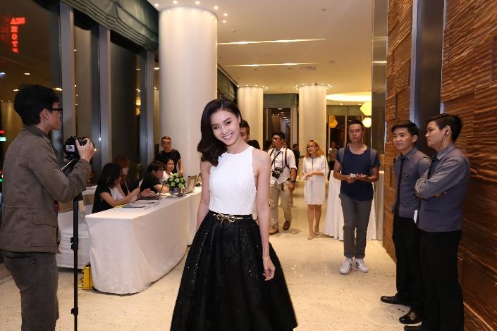 Ninh Duong Lan Ngoc toa sang khi tham du su kien hinh anh