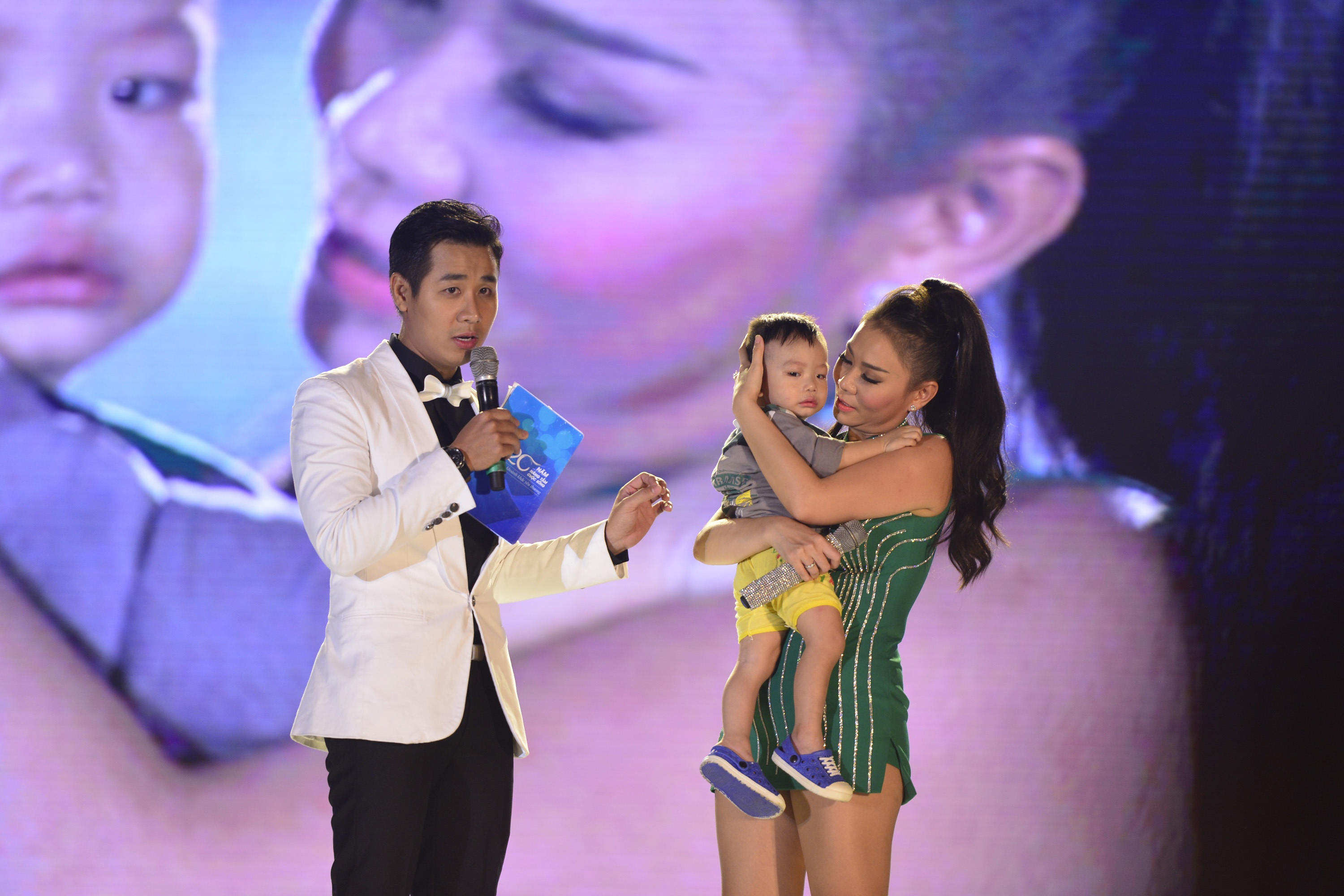 Thu Minh ngot ngao do em be di lac tren san khau hinh anh