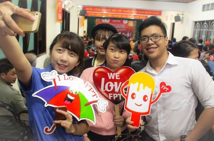 Là một khách hàng trẻ của FPT, bạn Đinh Thúy Hà cùng bạn bè của mình thường xuyên trao đổi việc học, tìm kiếm thông tin, tư liệu trên các trang mạng xã hội. Hà chia sẻ rằng Internet FPT đã giúp việc học của bạn