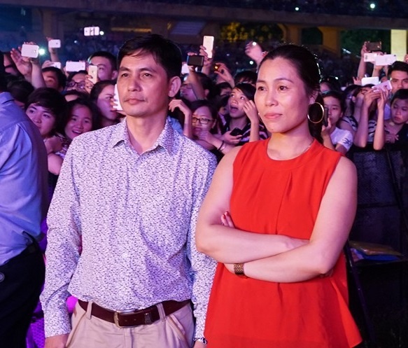 Bo me Son Tung M-TP am tham dung duoi san khau co vu con hinh anh