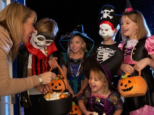 3 tro choi sang tao cho tre vao ngay Halloween hinh anh