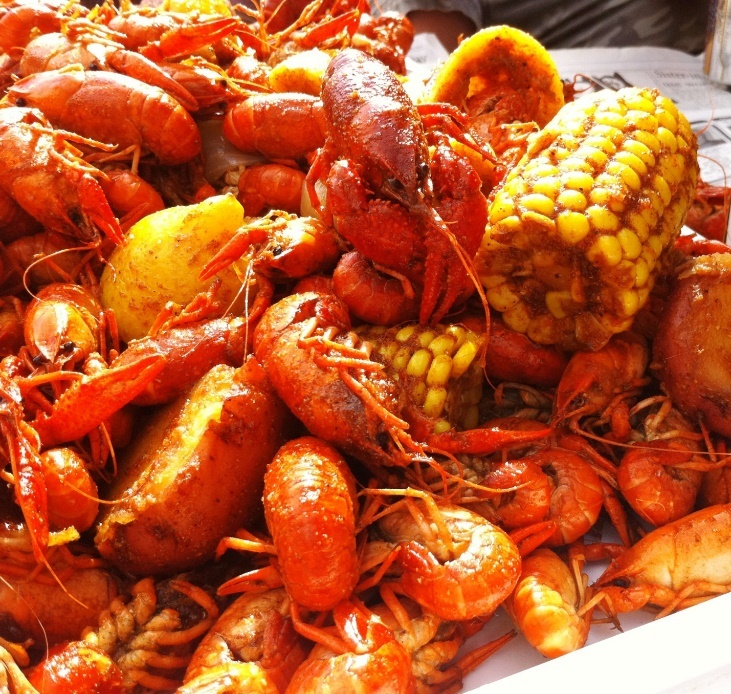 Món crawfish tại Vương Quốc Tôm với giá khuyến mãi chỉ 449.000 đồng/kg, đủ ăn cho hội bạn 3-4 người.