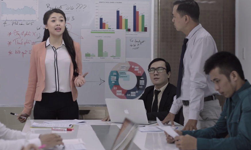 Vẻ đẹp hiện đại của Khánh Tiên trong clip mới.