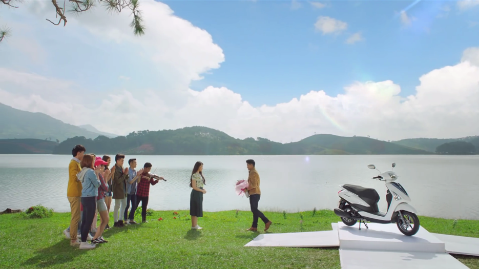 Xuất hiện cùng nhau trong clip mới, Trọng Hiếu dành tặng Khánh Tiên quà tặng là chiếc Acruzo mới từ Yamaha cùng lời cầu hôn chân thành.