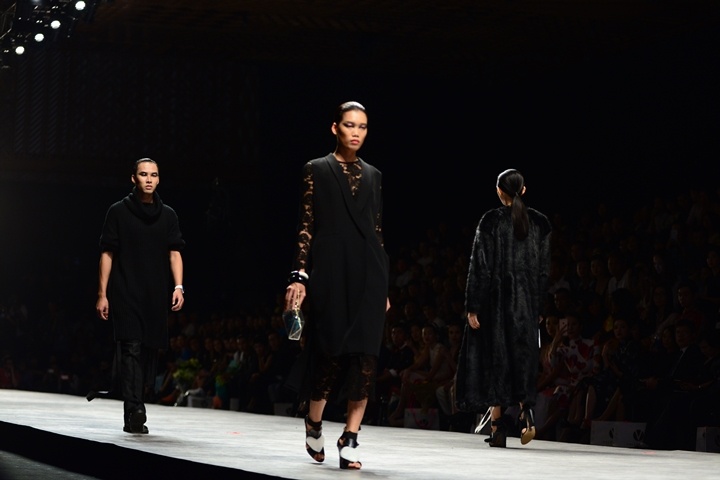 Không chỉ đầu tư trang phục, Adrian Anh Tuấn còn tỉ mỉ chuẩn bị loạt clutch trong suốt. Dụng ý của nhà thiết kế là mang Samsung Galaxy S6 edge+, smartphone sở hữu thiết kế đường cong tràn hai cạnh mượt mà, tinh tế lên sân khấu như một phụ kiện sành điệu.