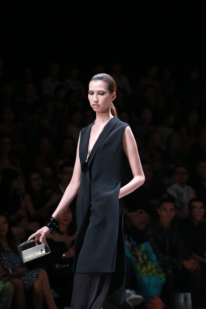 Adrian Anh Tuấn đã rất thành công khi khéo léo hoà quyện vẻ đẹp mềm mại của công nghệ với những mẫu thời trang cao cấp.