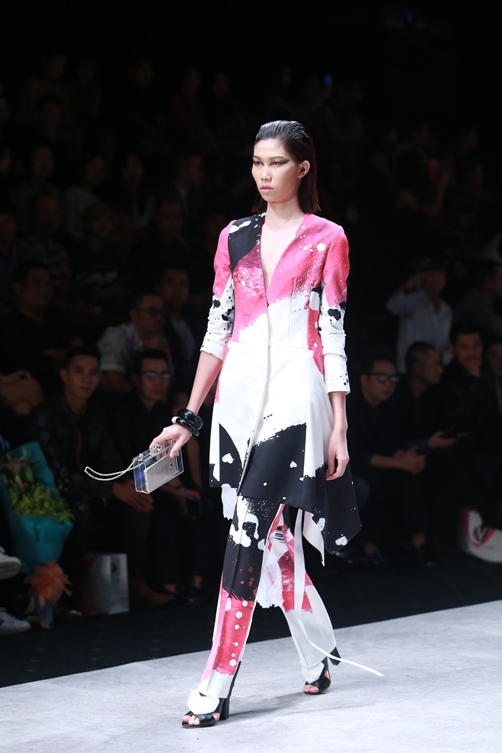 Toàn bộ hoa văn trên trang phục được vẽ tay bằng màu nước và sơn dầu trên canvas khổ lớn rồi in lên những nền chất liệu khác nhau như wool, crepe, chiffon, tơ lụa và lông nhân tạo.