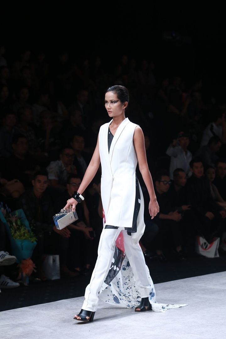 Người mẫu cầm điện thoại tự tin sải bước trên sàn catwalk mang đến hình ảnh những phụ nữ trẻ trung, sành điệu và hiện đại.