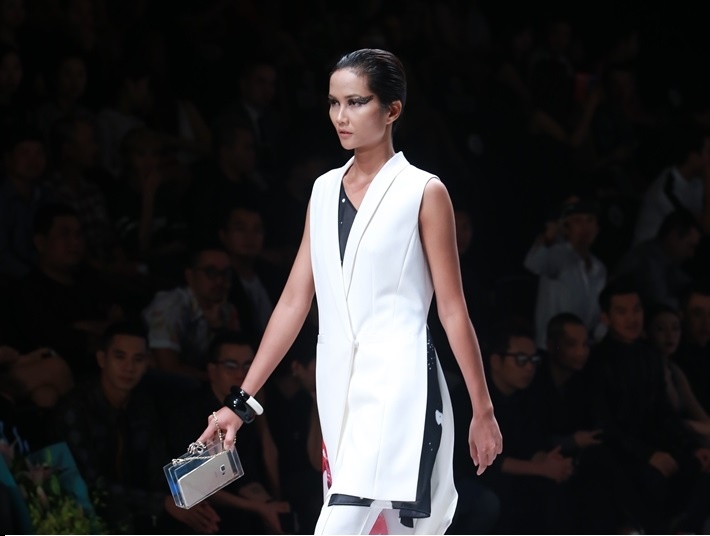 Adrian Anh Tuan dem phu kien doc dao vao bo suu tap moi hinh anh