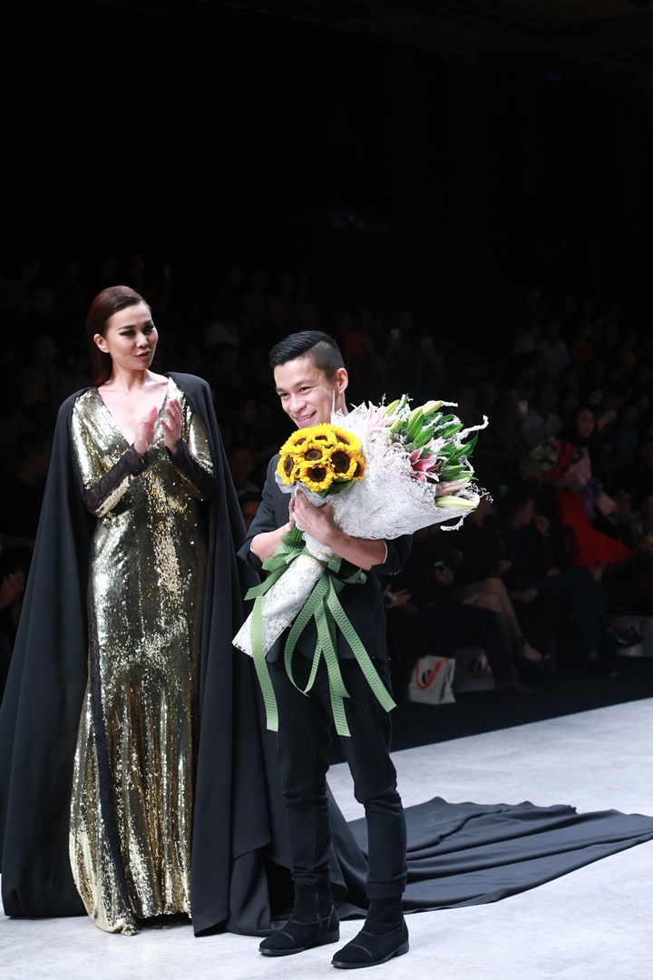 Sự đồng hành của người bạn đời Sơn Đoàn, hai hoạ sĩ người Mỹ Stephanie Butterworth và Sarah Edwards cùng vedette Thanh Hằng đã giúp Adrian Anh Tuấn có một show diễn thành công ngoài mong đợi.