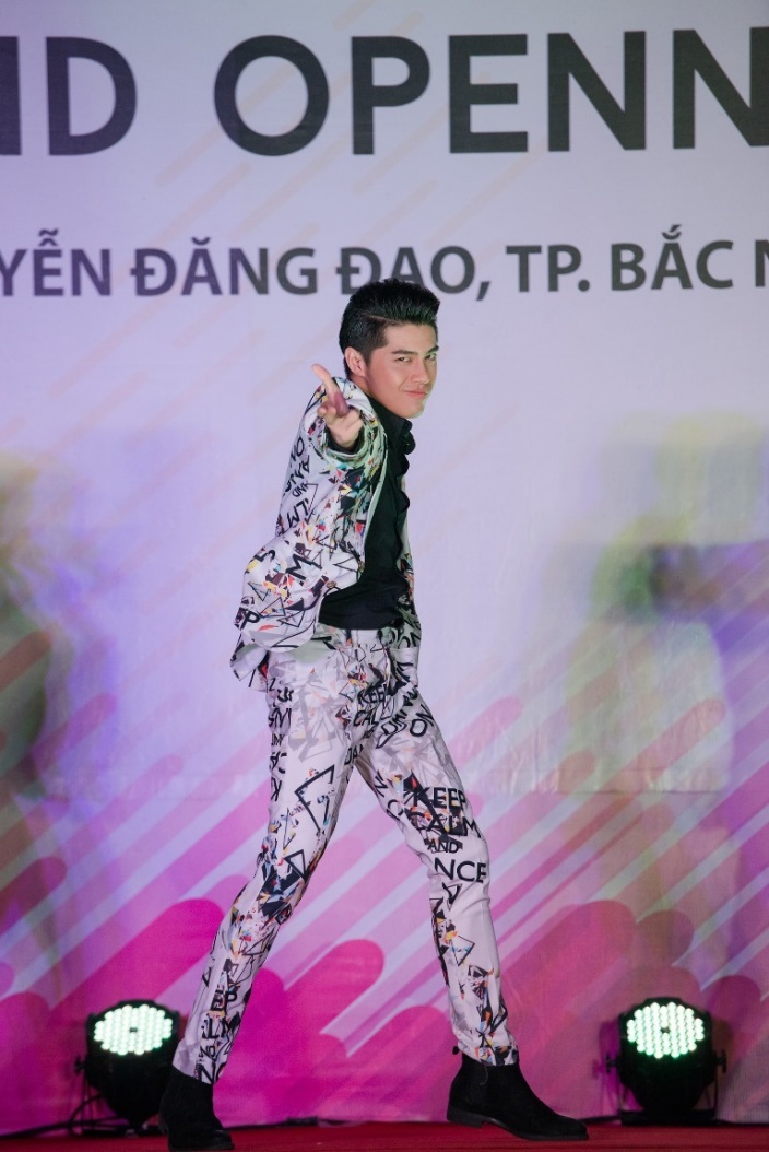 Trong trang phục cá tính, tại một sự kiện cuối tuần qua, Noo Phước Thịnh đã chinh phục khán giả xứ Kinh Bắc bằng giọng hát khỏe, vũ đạo điêu luyện.