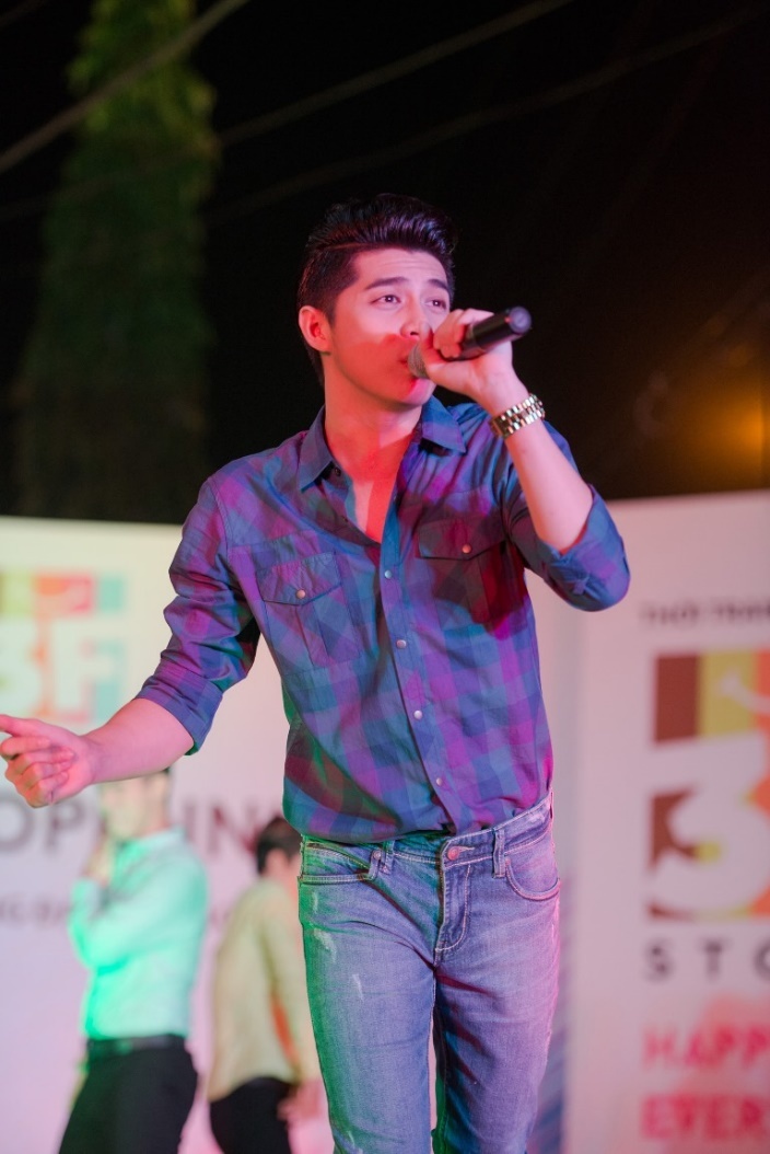  Nam ca sĩ cho biết đã nhiều lần biểu diễn ở Bắc Ninh nhưng lần xuất hiện này cho anh nhiều cảm xúc hơn cả.