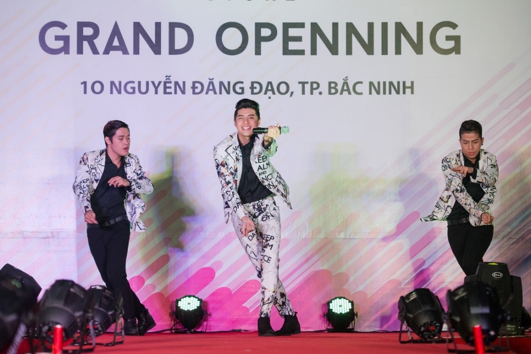 Ngoài chất giọng biểu cảm, vũ điệu điêu luyện, sự thân thiện, cởi mở là yếu tố giúp Noo Phước Thịnh ghi điểm với người hâm mộ. 