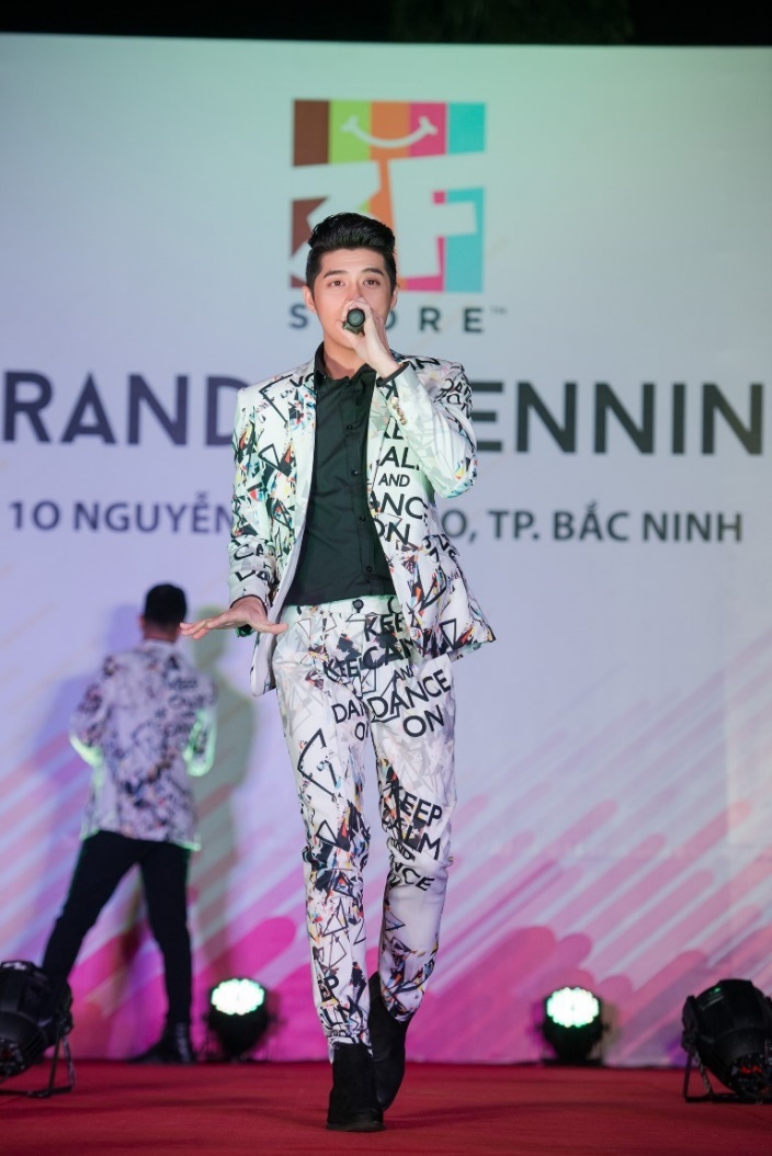 Anh cũng chứng tỏ gu thời trang trẻ trung, hiện đại với cách phối đồ cá tính, độc đáo nhưng vẫn rất sang trọng.