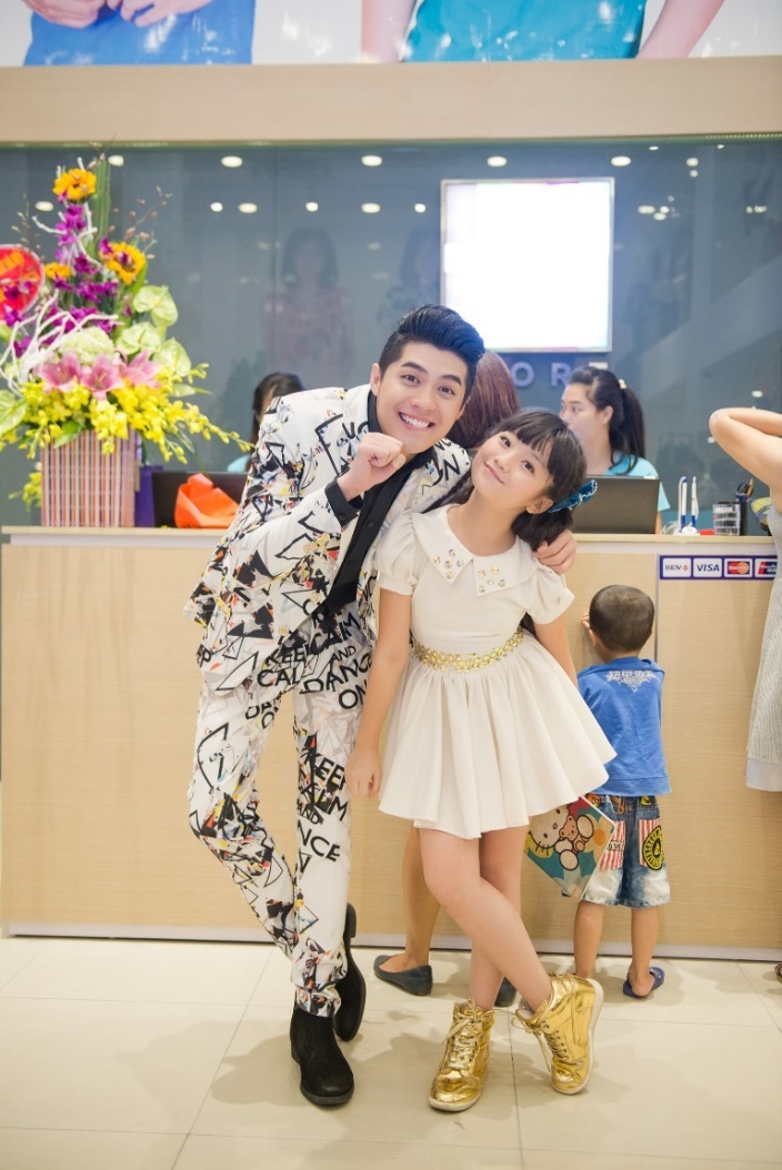 Phần biểu diễn của Noo Phước Thịnh nằm trong sự kiện khai trương cửa hàng 3F store Bắc Ninh. Bé Kim Anh – thí sinh bước ra từ cuộc thi Bước nhảy hoàn vũ nhí 2014 cũng tham dự chương trình.