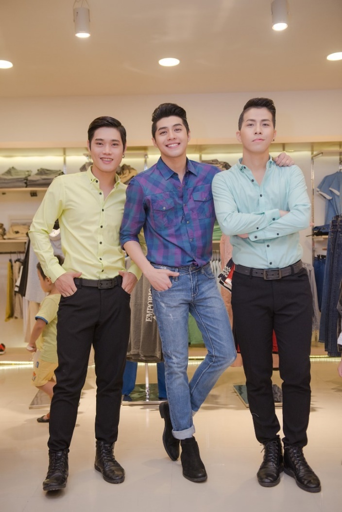 Nam ca sĩ chụp ảnh kỷ niệm cùng dàn mẫu nam tại cửa hàng.
