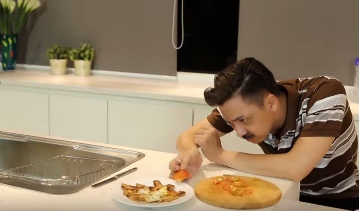 Màn nấu ăn “siêu đoảng” của Ngô Kiến Huy.