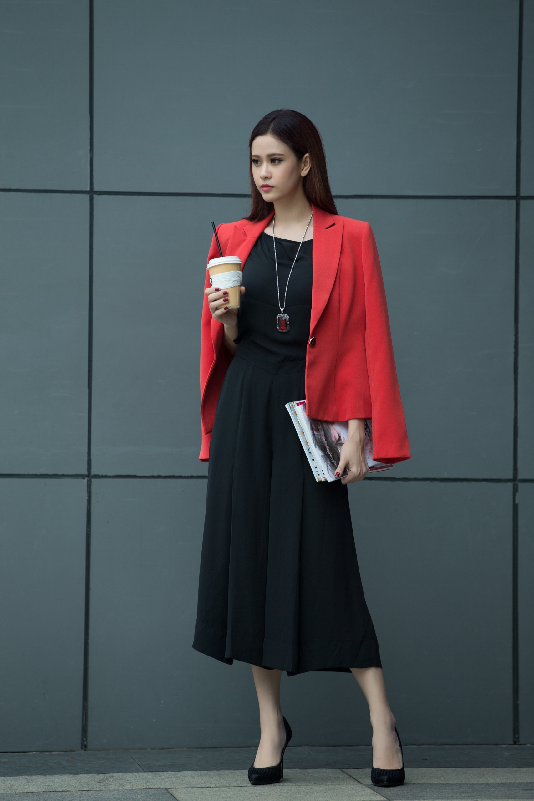 Vest phối cùng đầm dài màu đen là một sự lựa chọn thú vị. Sự tươi phản giữa gam màu và chất liệu tạo nên sức quyến rũ cho người mặc.