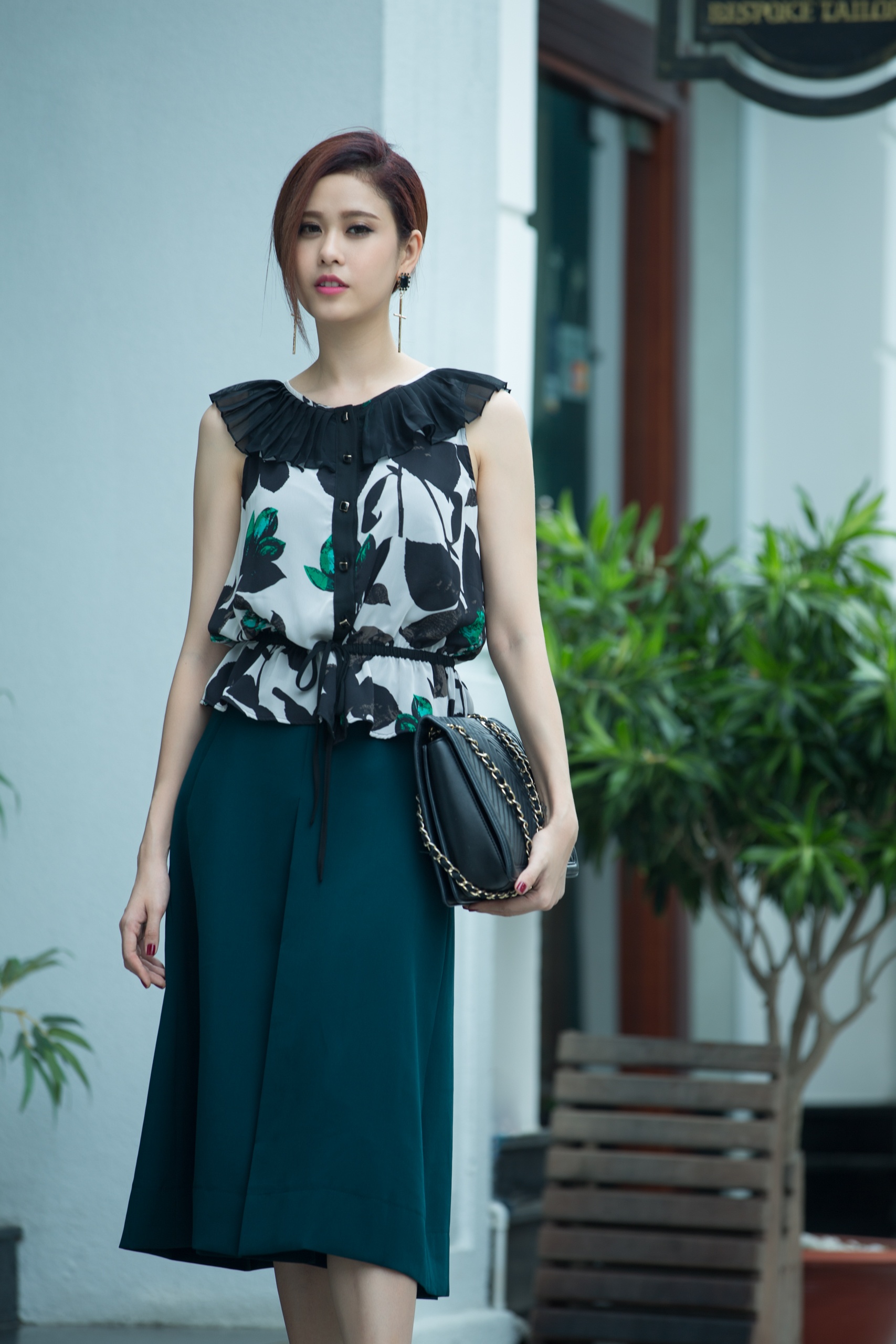 Kiểu phối trang phúc không mới - áo voan và váy dài, nhưng nhờ khéo léo chọn áo họa tiết hoa hiện đại và chân váy ton-sur-ton nên set đồ trở nên nổi bật.