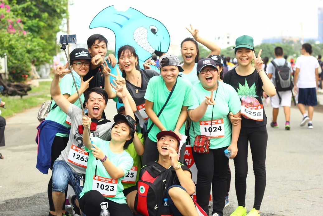 Các bạn sinh viên Bách Khoa TP HCM selfie với mô hình linh vật của trường mình.