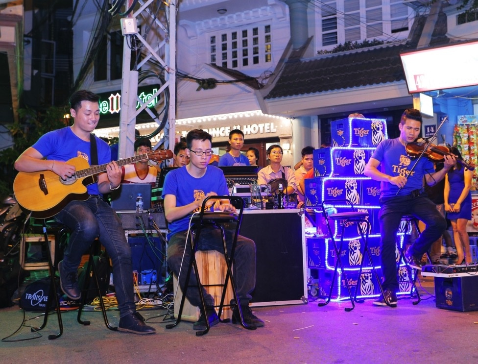 Gioi tre Ha thanh thich thu voi nghe thuat duong pho hinh anh