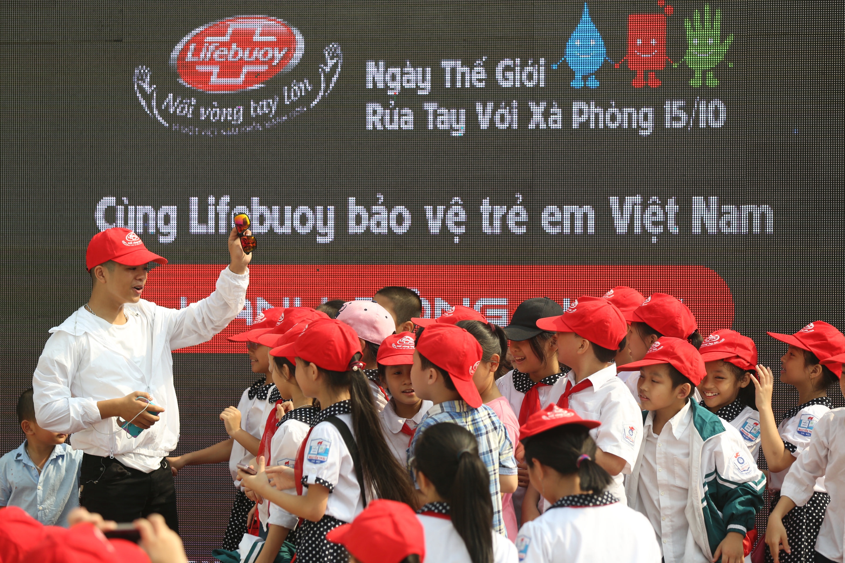 Quang Anh hướng dẫn các bạn nhỏ tham gia trò chơi Biệt Đội Tay Sạch