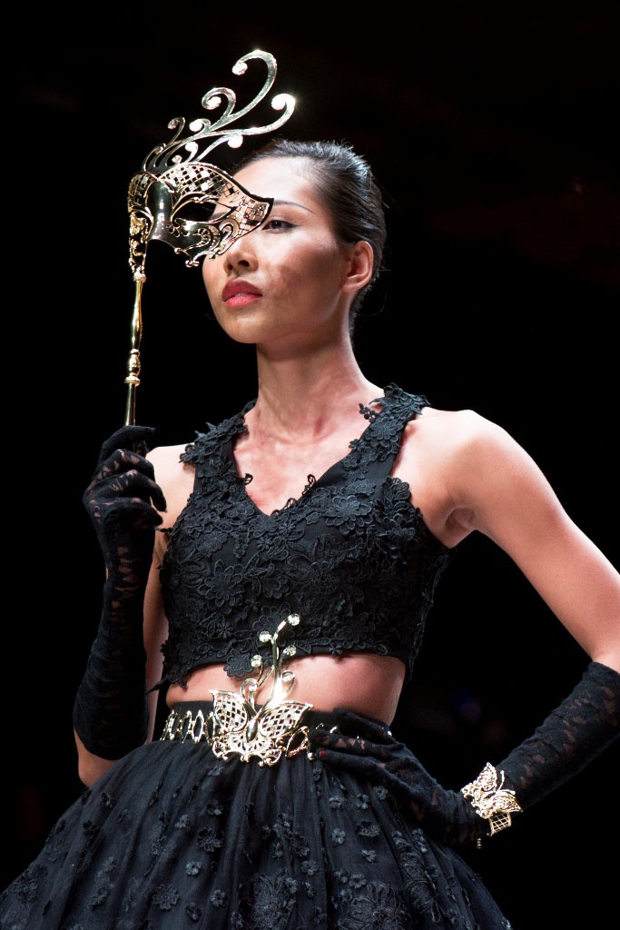 Kết hợp trang phục của 2 nhà thiết kế Hoàng Minh Hà và Minh Quân, PNJ đã mang đến cho khán giá VIFW 2015 những màn trình diễn đẳng cấp.