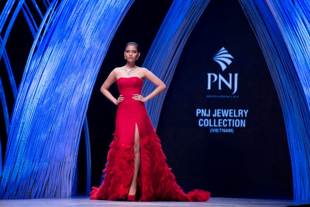 Á hậu Trương Thị May nổi bật với bộ đầm dạ hội đỏ quyến rũ cùng trang sức phượng hoàng.