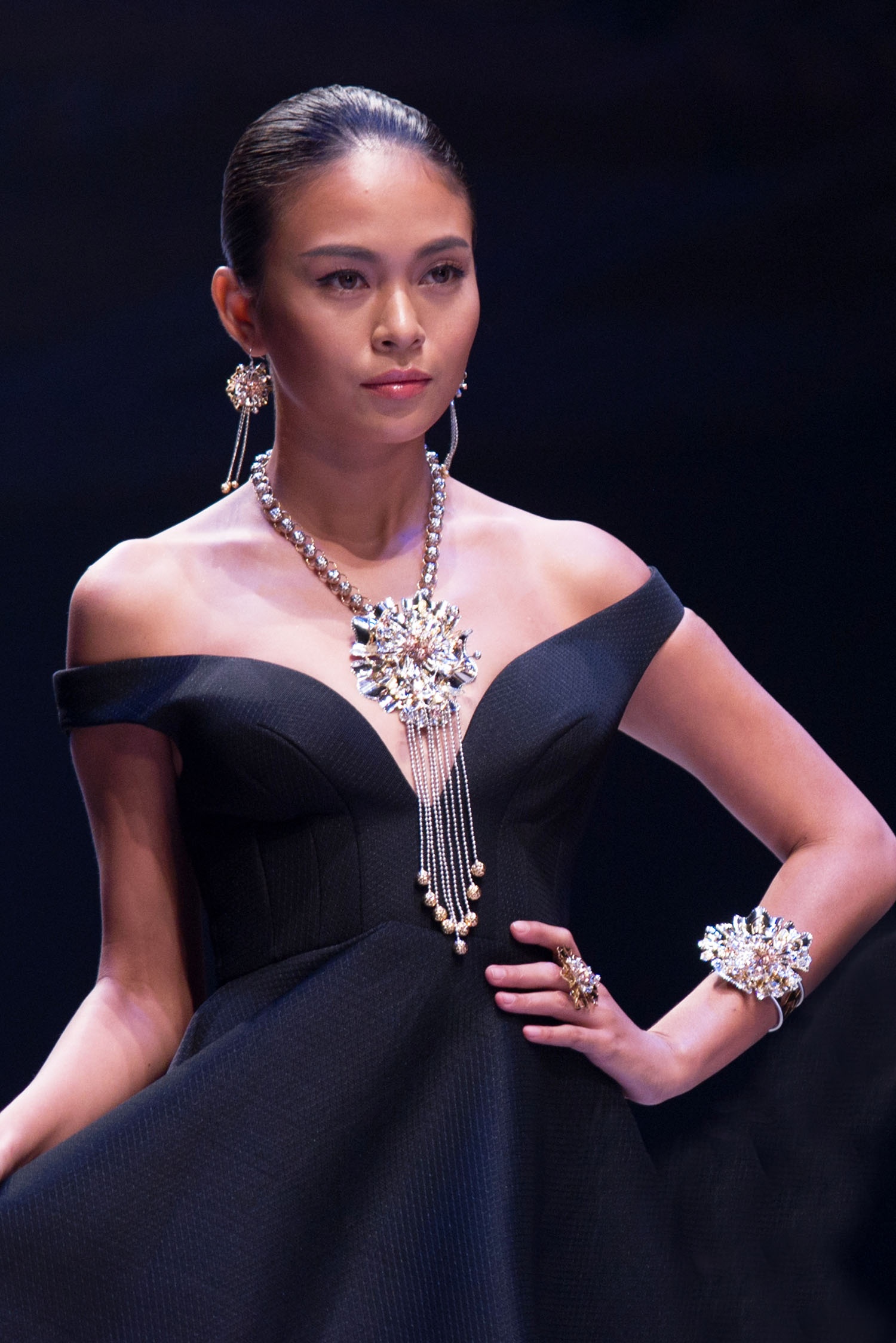 Kết hợp cùng đầm dạ hội đen, bộ trang sức toát lên vẻ đẹp sang trọng của người phụ nữ.