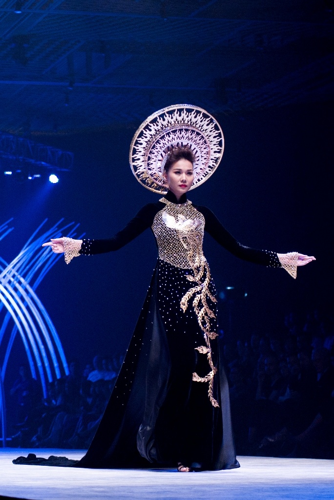 Chiếc áo dài có giá trị <abbr class=