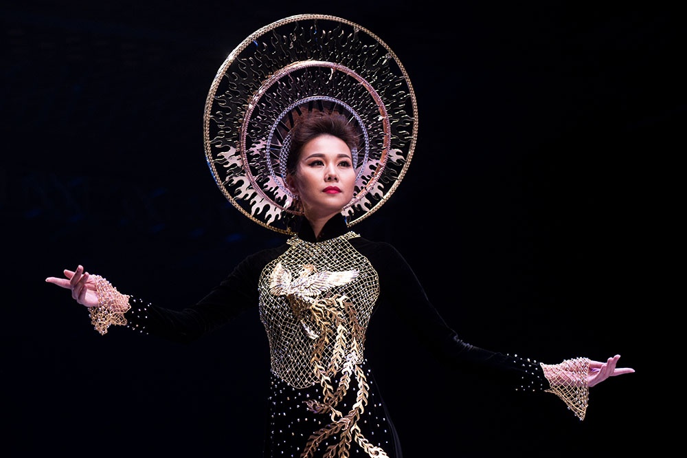 Ao dai tien ty cua Thanh Hang duoc che tac boi 30 nghe nhan hinh anh