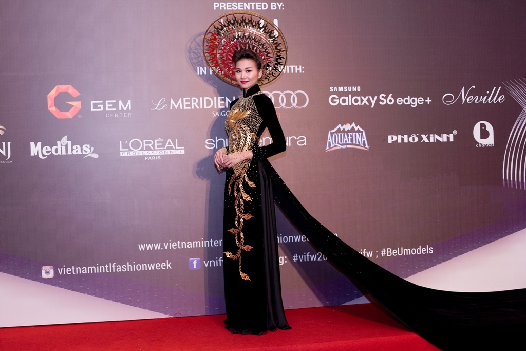 Trang phục trở thành tâm điểm chú ý tại tuần lễ thời trang quốc tế Việt Nam - VIFW bởi có sự hòa quyện của vẻ đẹp truyền thống và tinh thần hiện đại.