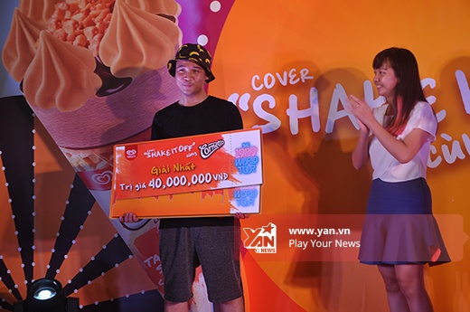 Tim thay chu nhan chiec ve den Singapore gap Taylor Swift hinh anh